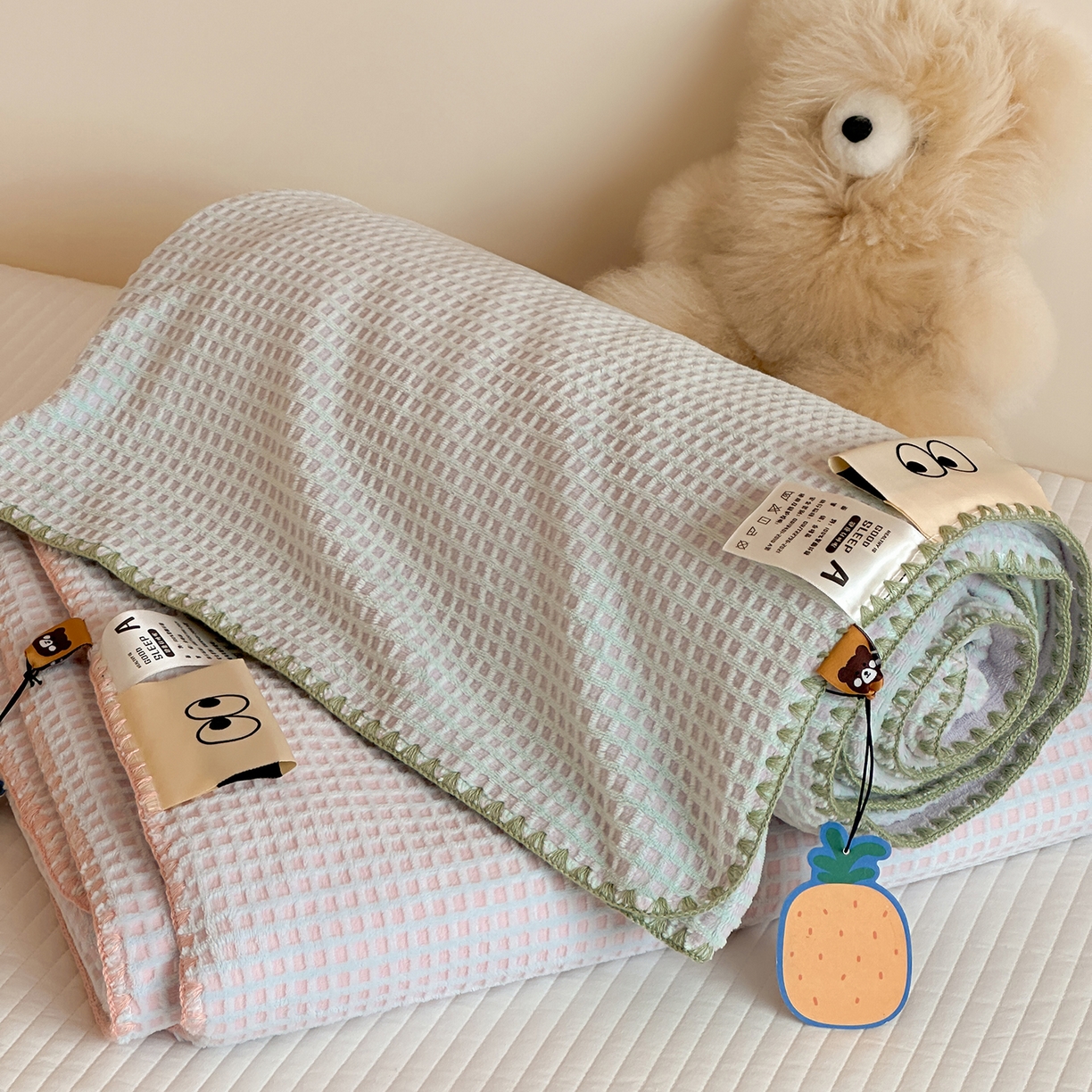 91家纺网 家纺一手货源 找家纺 桃子家居 2025新款A类ins菠萝毯全消光烂花撞色华夫格三角针工艺加厚牛奶绒毛毯多功能毯 组合图仅供展示不可下单