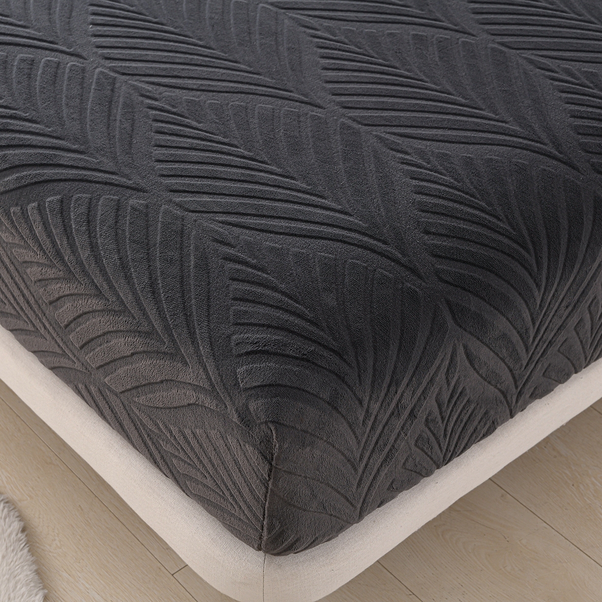 91家纺网 家纺一手货源 找家纺 推推家纺 2025新款雕花加厚牛奶绒床笠 枫叶偏偏-深灰