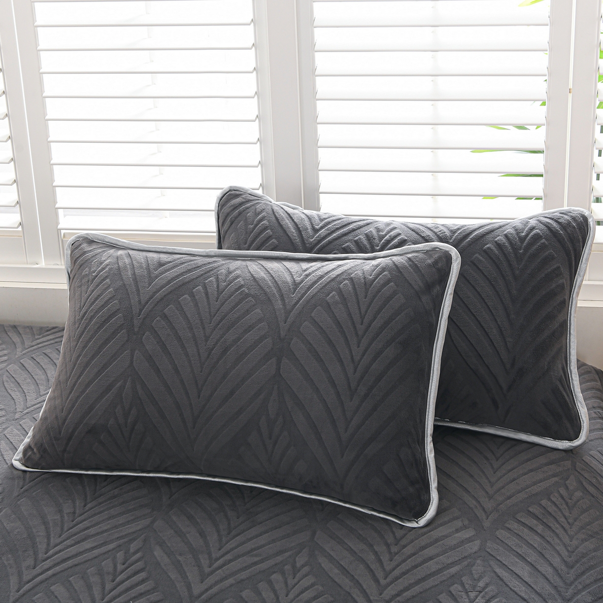 91家纺网 家纺一手货源 找家纺 推推家纺 2025新款雕花加厚牛奶绒床笠 枫叶偏偏-深灰