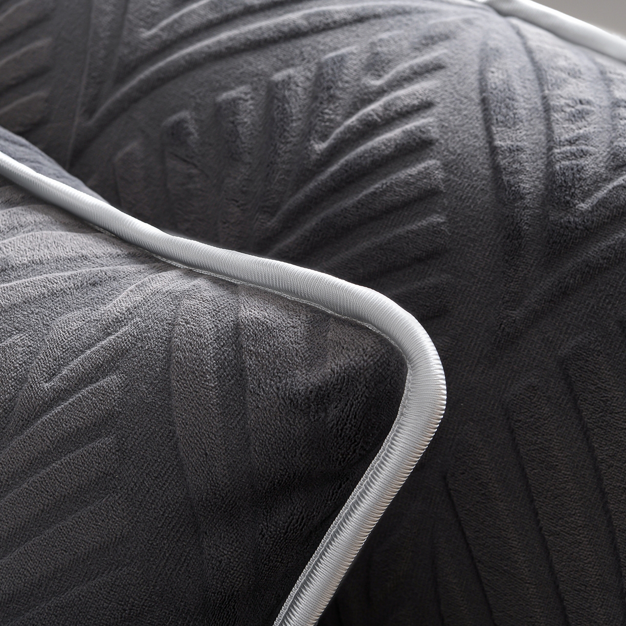 91家纺网 家纺一手货源 找家纺 推推家纺 2025新款雕花加厚牛奶绒床笠 枫叶偏偏-深灰