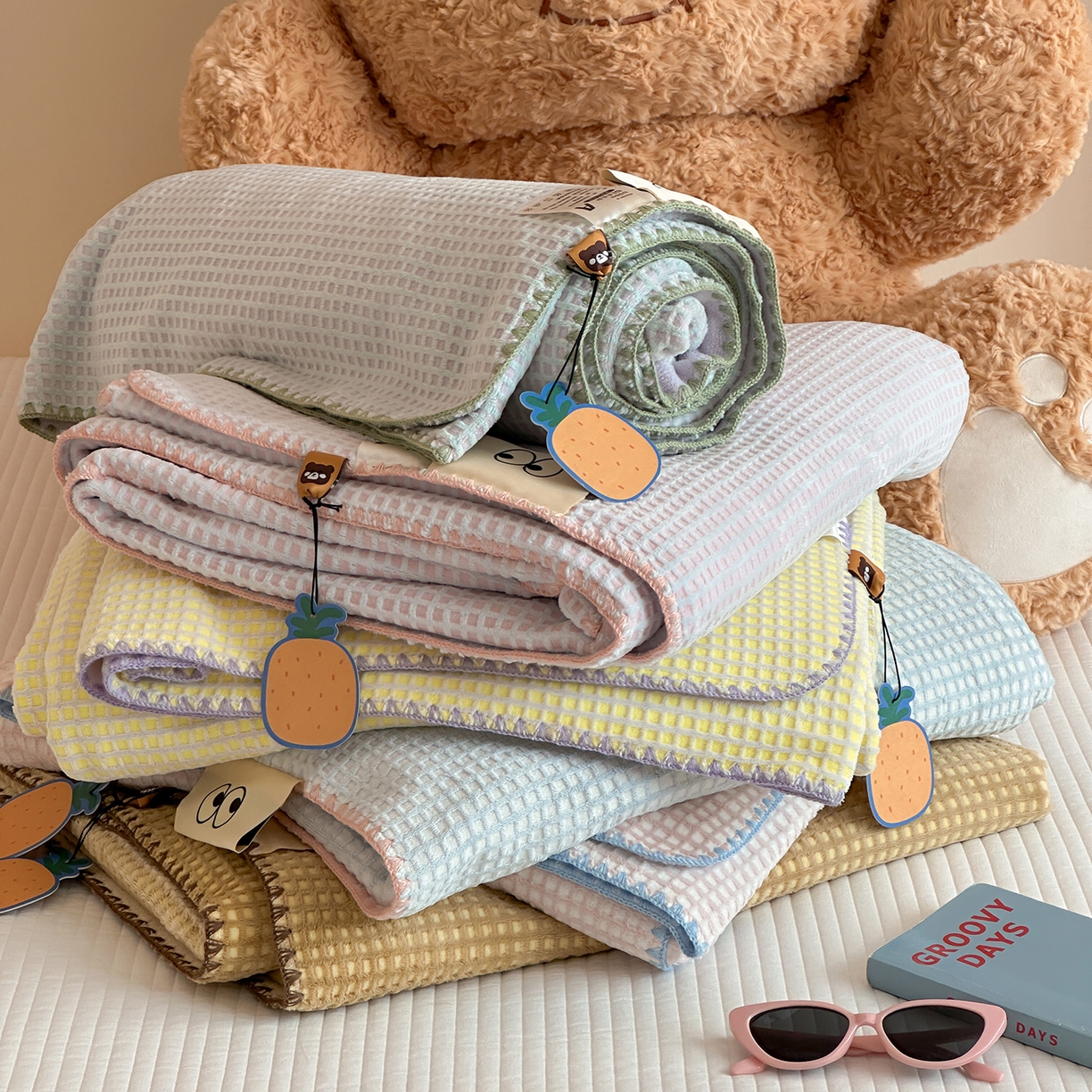 91家纺网 家纺一手货源 找家纺 桃子家居 2025新款A类ins菠萝毯全消光烂花撞色华夫格三角针工艺加厚牛奶绒毛毯多功能毯 组合图仅供展示不可下单