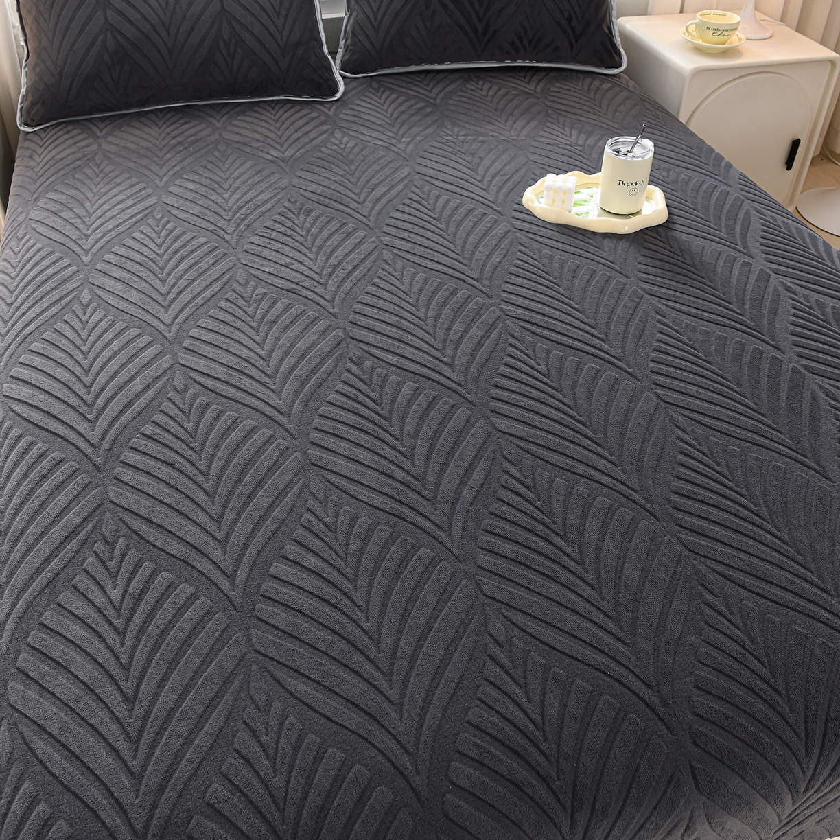 91家纺网 家纺一手货源 找家纺 推推家纺 2025新款雕花加厚牛奶绒床笠 枫叶偏偏-深灰