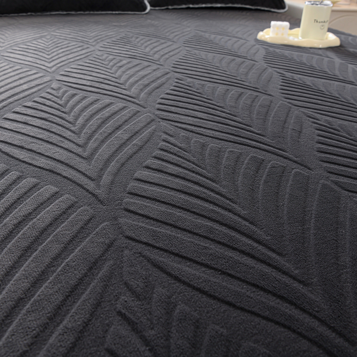 91家纺网 家纺一手货源 找家纺 推推家纺 2025新款雕花加厚牛奶绒床笠 枫叶偏偏-深灰