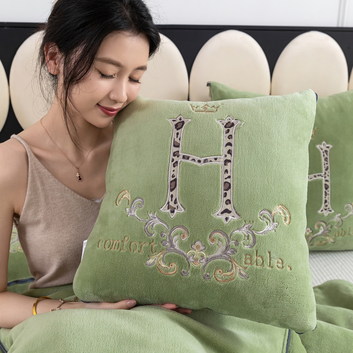 91家纺网 家纺一手货源 找家纺 照世家纺 2025新款牛奶绒简约复古款抱枕被 草绿