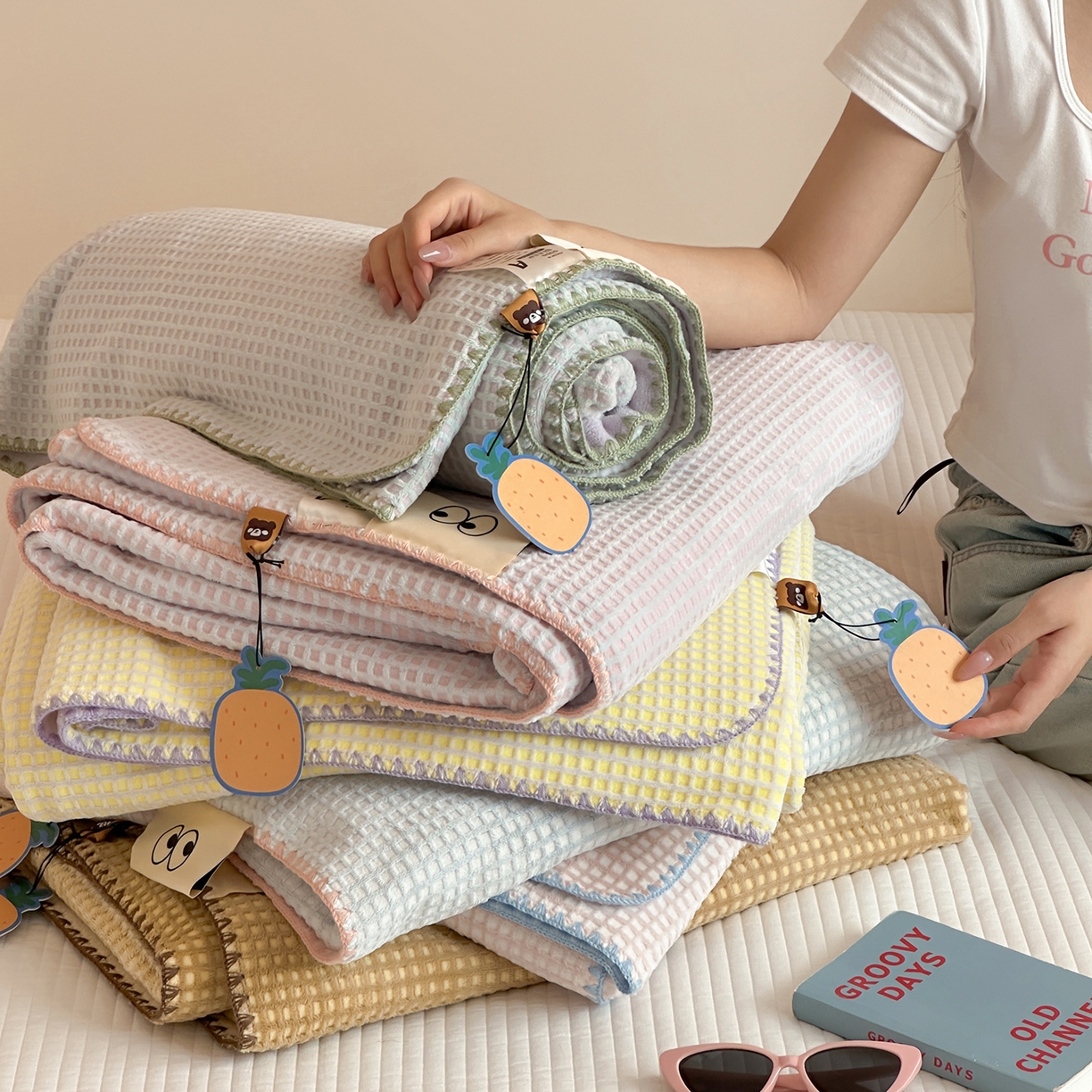 91家纺网 家纺一手货源 找家纺 桃子家居 2025新款A类ins菠萝毯全消光烂花撞色华夫格三角针工艺加厚牛奶绒毛毯多功能毯 组合图仅供展示不可下单