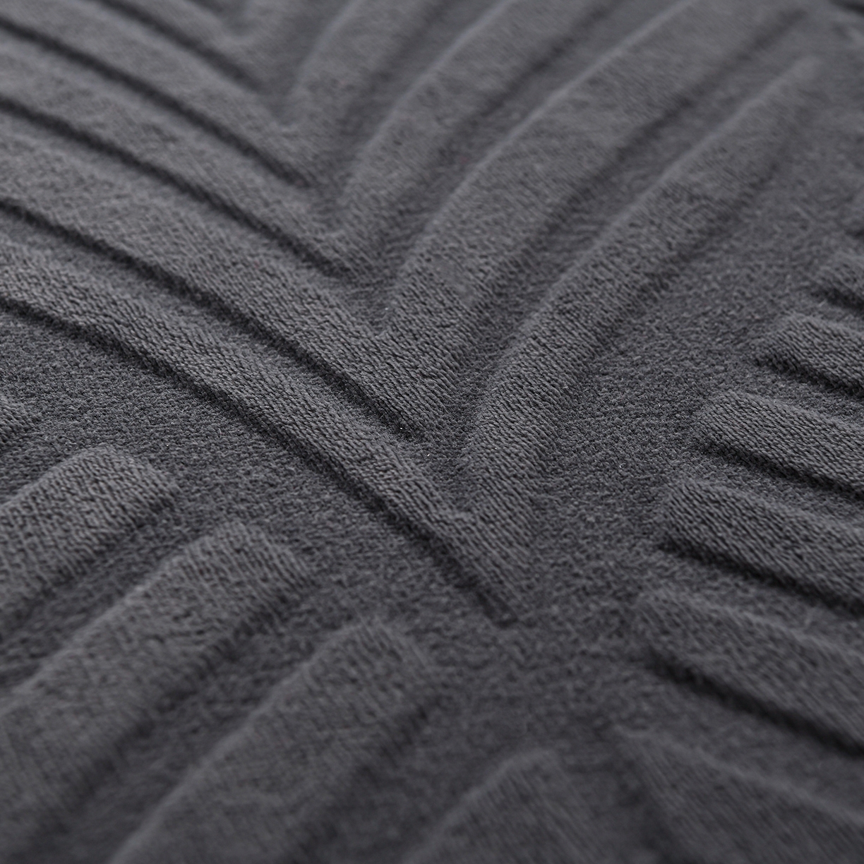 91家纺网 家纺一手货源 找家纺 推推家纺 2025新款雕花加厚牛奶绒床笠 枫叶偏偏-深灰