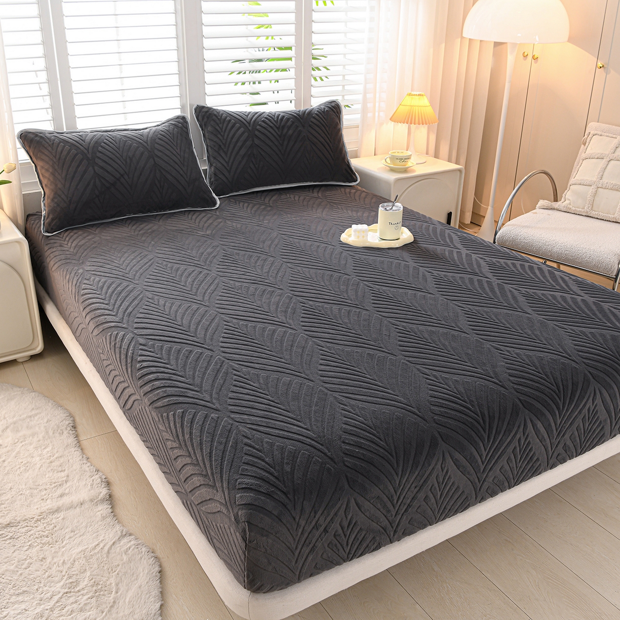 91家纺网 家纺一手货源 找家纺 推推家纺 2025新款雕花加厚牛奶绒床笠 枫叶偏偏-深灰