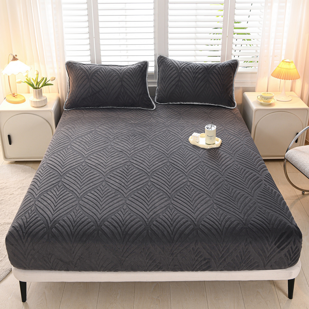 91家纺网 家纺一手货源 找家纺 推推家纺 2025新款雕花加厚牛奶绒床笠 枫叶偏偏-深灰