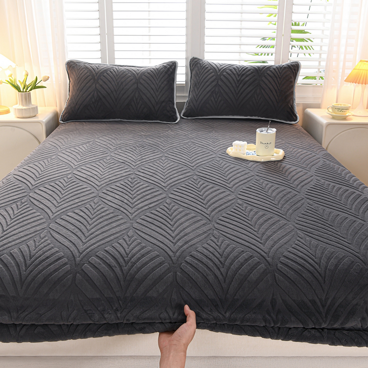 91家纺网 家纺一手货源 找家纺 推推家纺 2025新款雕花加厚牛奶绒床笠 枫叶偏偏-深灰