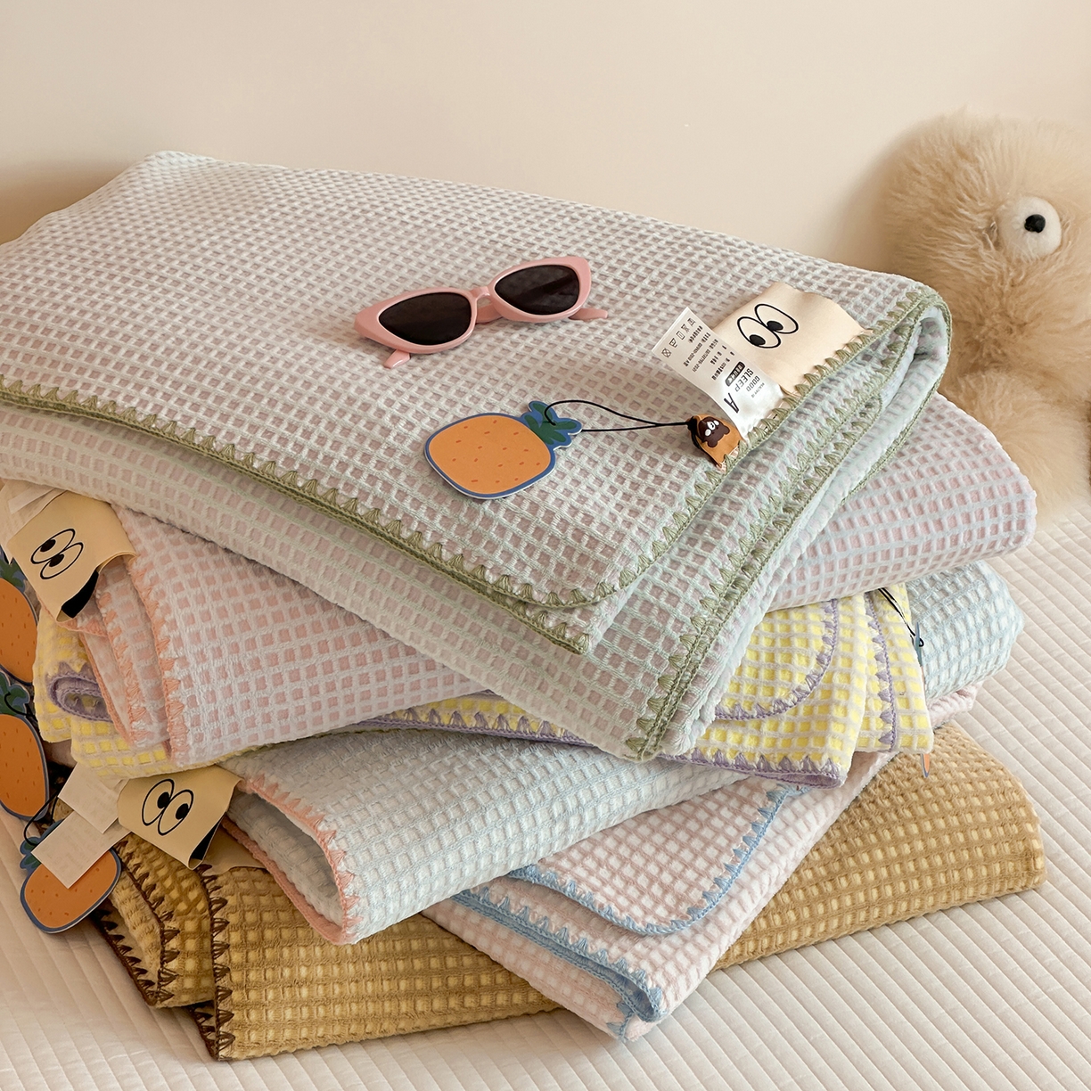 91家纺网 家纺一手货源 找家纺 桃子家居 2025新款A类ins菠萝毯全消光烂花撞色华夫格三角针工艺加厚牛奶绒毛毯多功能毯 组合图仅供展示不可下单