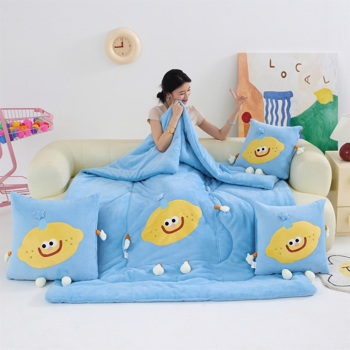 91家纺网 家纺一手货源 找家纺 照世家纺 2025新款牛奶绒抗菌棉mango款抱枕被 宝石蓝