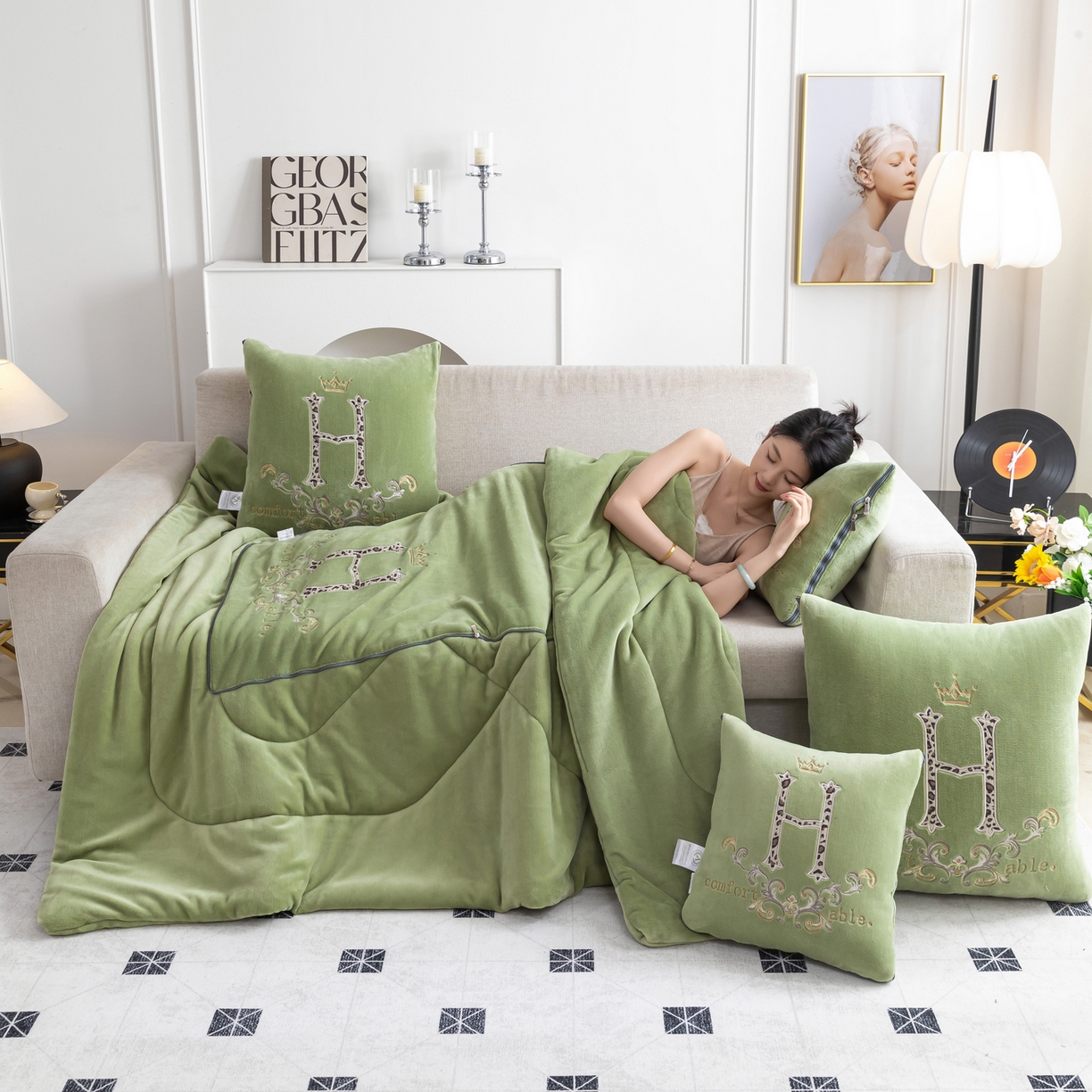 91家纺网 家纺一手货源 找家纺 照世家纺 2025新款牛奶绒简约复古款抱枕被 草绿