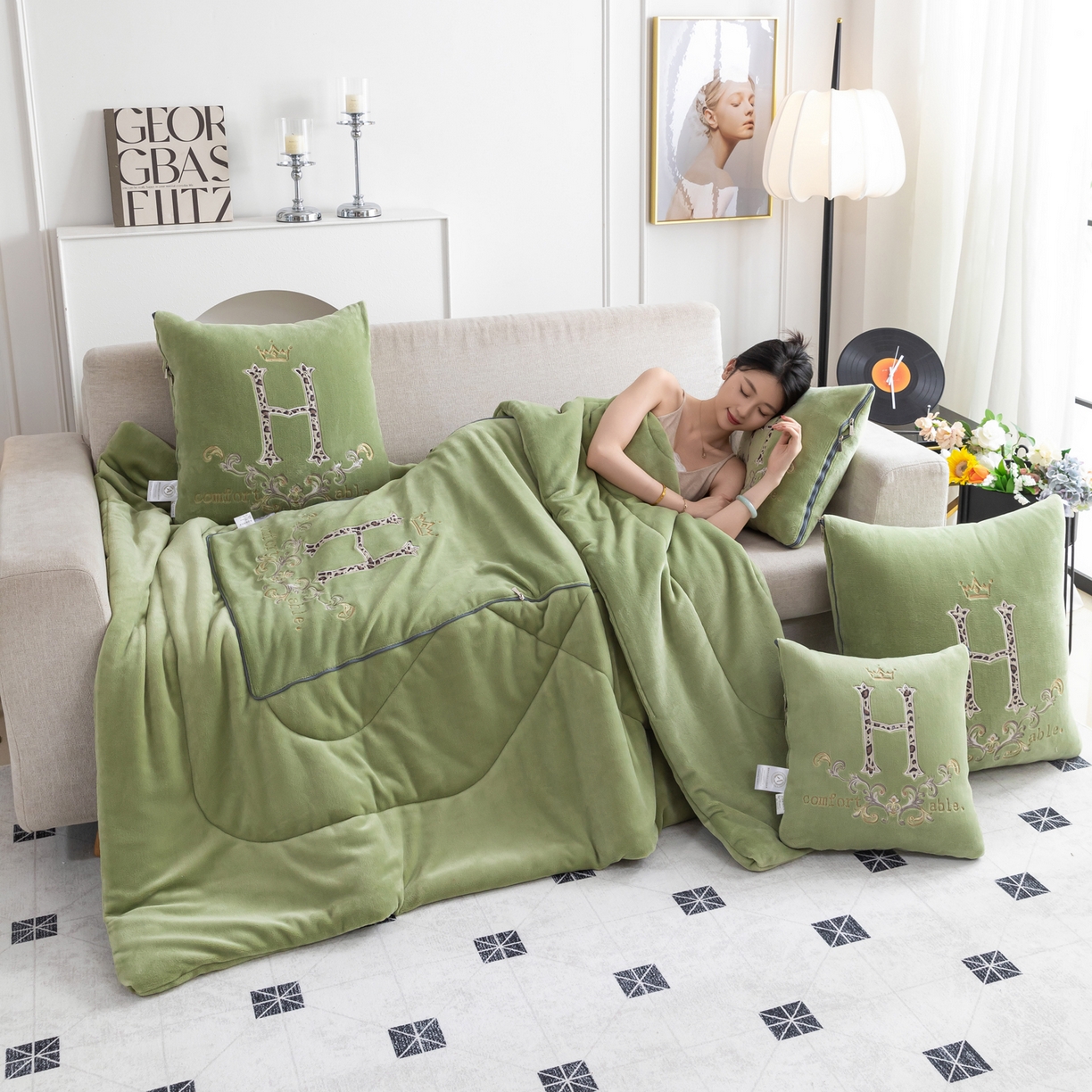 91家纺网 家纺一手货源 找家纺 照世家纺 2025新款牛奶绒简约复古款抱枕被 草绿