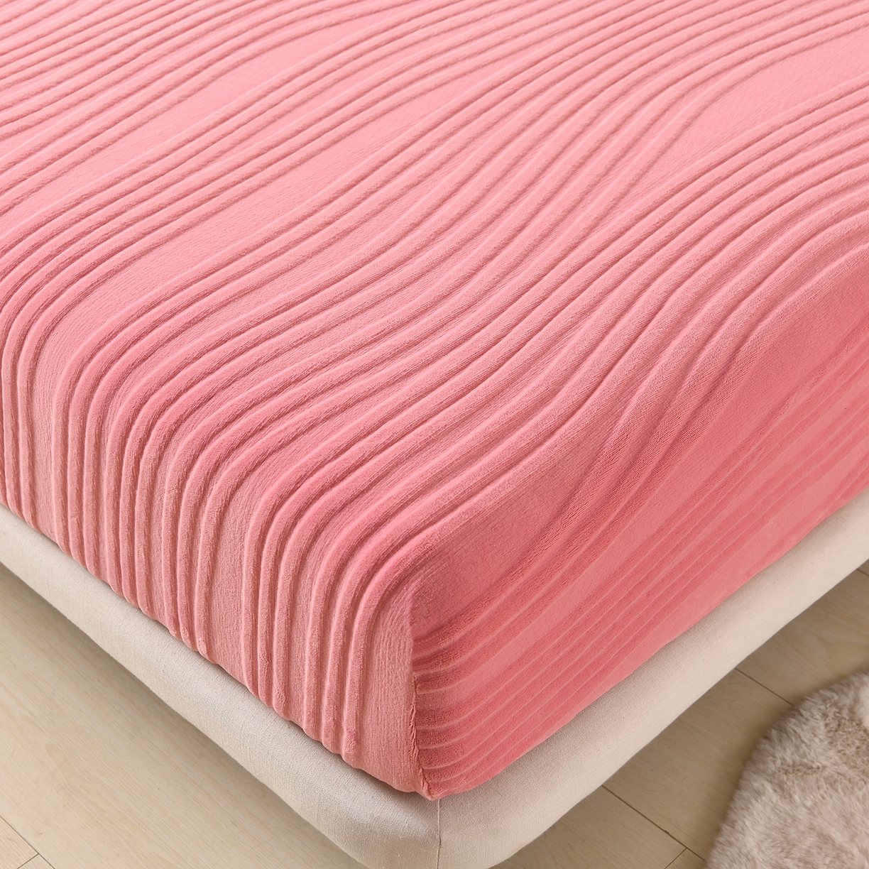 91家纺网 家纺一手货源 找家纺 推推家纺 2025新款雕花加厚牛奶绒床笠 条纹时代-豆沙