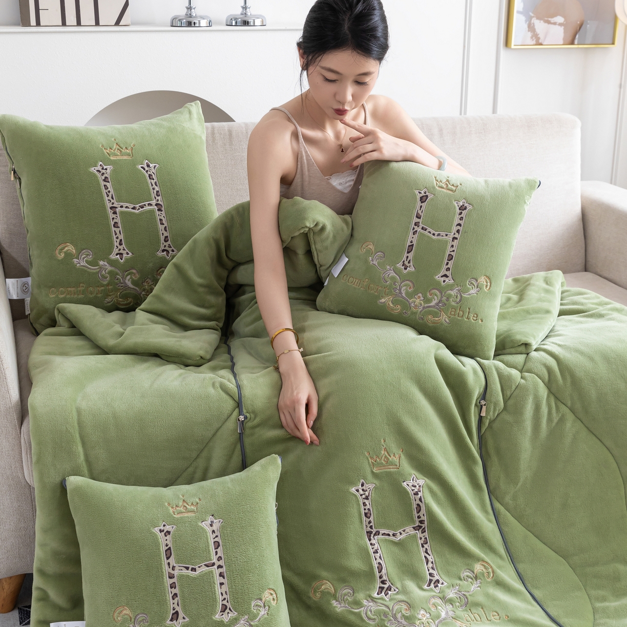 91家纺网 家纺一手货源 找家纺 照世家纺 2025新款牛奶绒简约复古款抱枕被 草绿