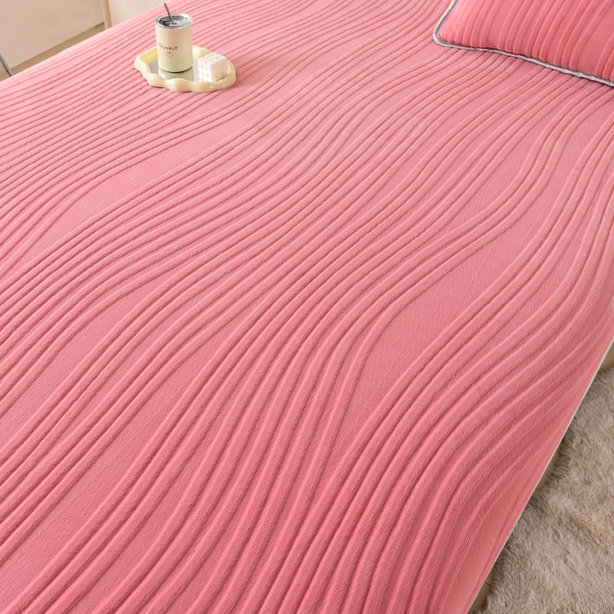 91家纺网 家纺一手货源 找家纺 推推家纺 2025新款雕花加厚牛奶绒床笠 条纹时代-豆沙