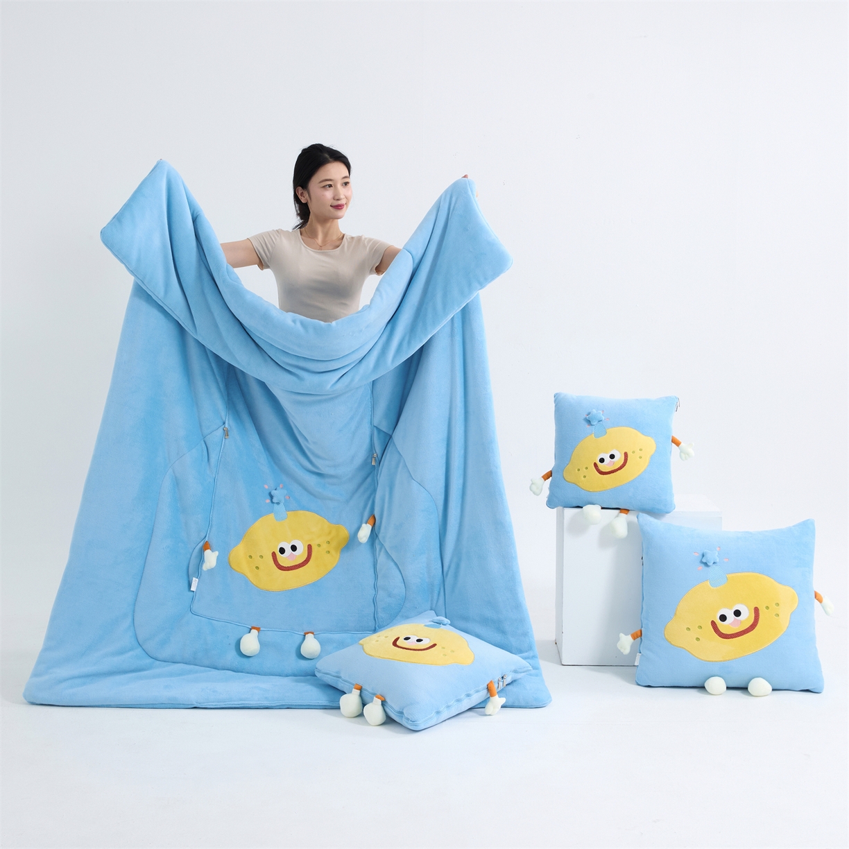 91家纺网 家纺一手货源 找家纺 照世家纺 2025新款牛奶绒抗菌棉mango款抱枕被 宝石蓝