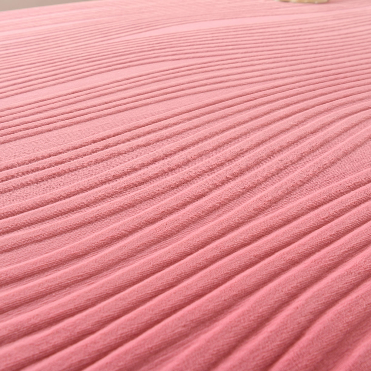 91家纺网 家纺一手货源 找家纺 推推家纺 2025新款雕花加厚牛奶绒床笠 条纹时代-豆沙