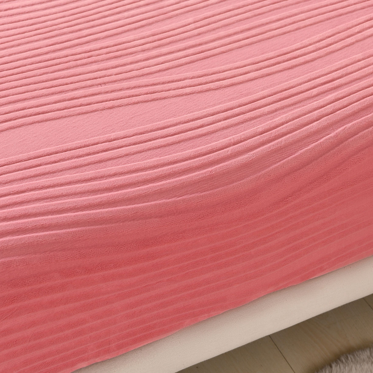 91家纺网 家纺一手货源 找家纺 推推家纺 2025新款雕花加厚牛奶绒床笠 条纹时代-豆沙