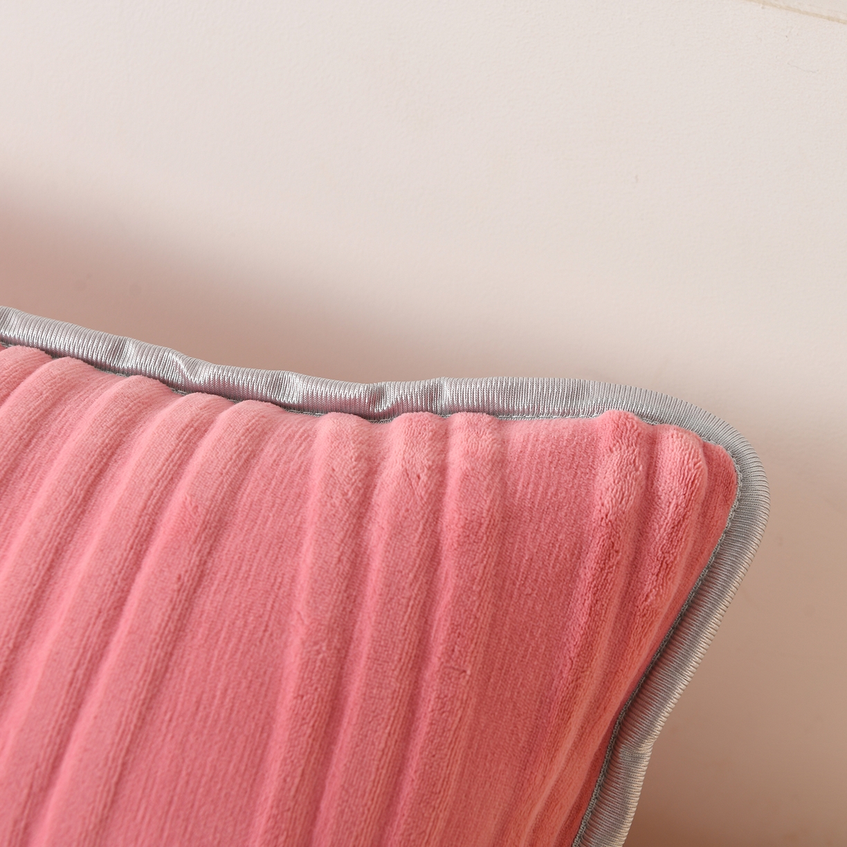 91家纺网 家纺一手货源 找家纺 推推家纺 2025新款雕花加厚牛奶绒床笠 条纹时代-豆沙