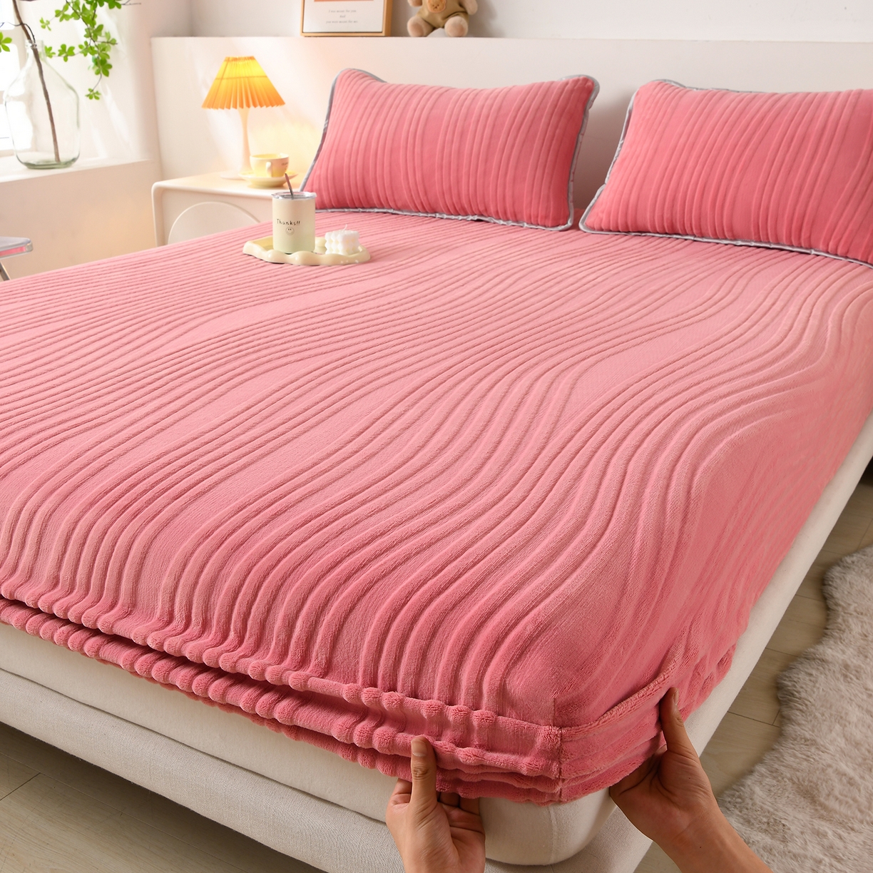 91家纺网 家纺一手货源 找家纺 推推家纺 2025新款雕花加厚牛奶绒床笠 条纹时代-豆沙