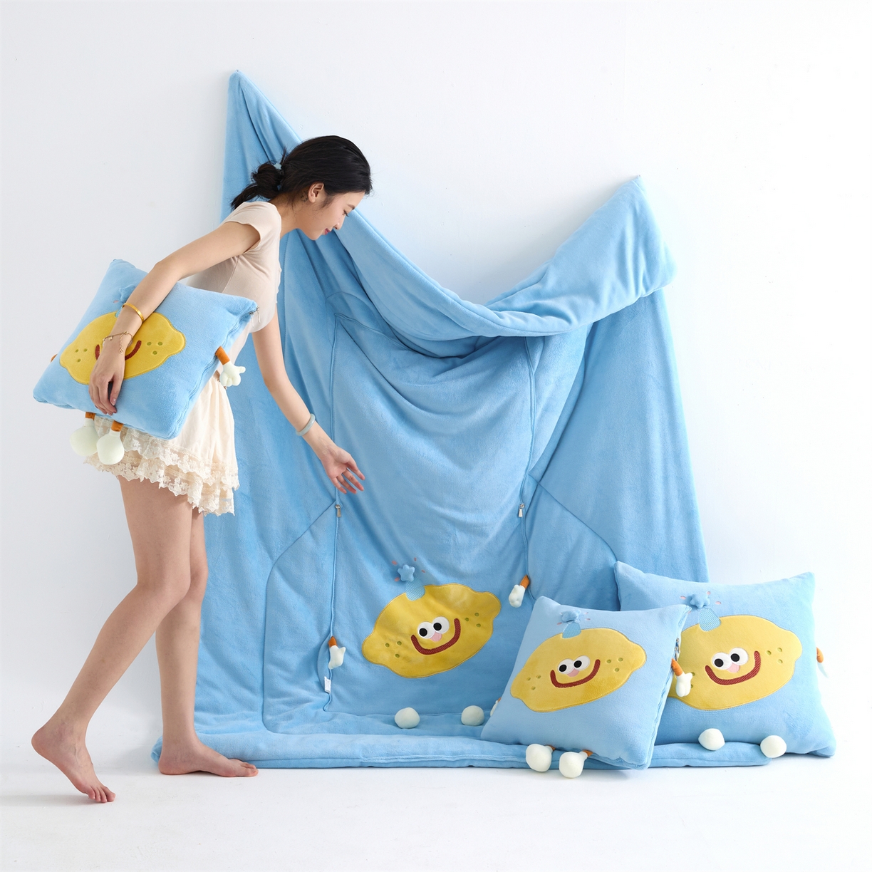 91家纺网 家纺一手货源 找家纺 照世家纺 2025新款牛奶绒抗菌棉mango款抱枕被 宝石蓝