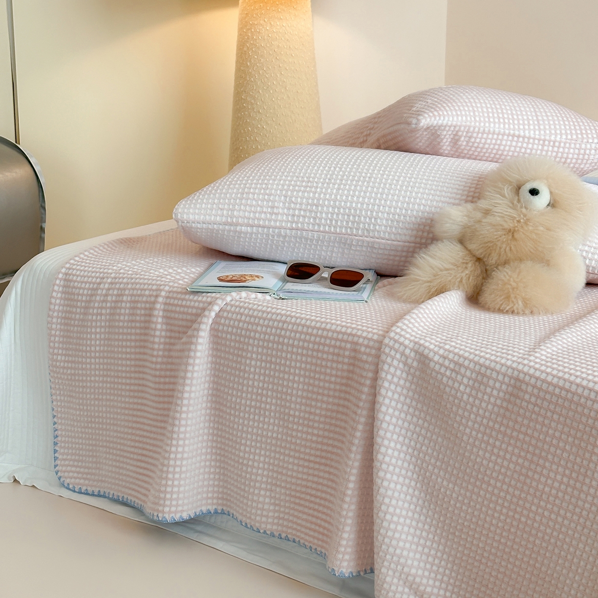 91家纺网 家纺一手货源 找家纺 桃子家居 2025新款A类ins菠萝毯全消光烂花撞色华夫格三角针工艺加厚牛奶绒毛毯多功能毯 绒-菠萝毯粉蓝