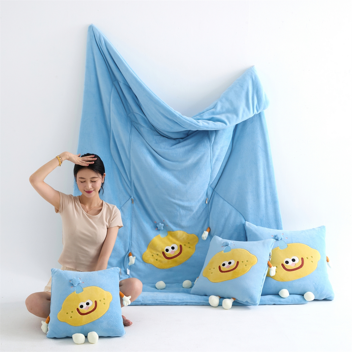 91家纺网 家纺一手货源 找家纺 照世家纺 2025新款牛奶绒抗菌棉mango款抱枕被 宝石蓝