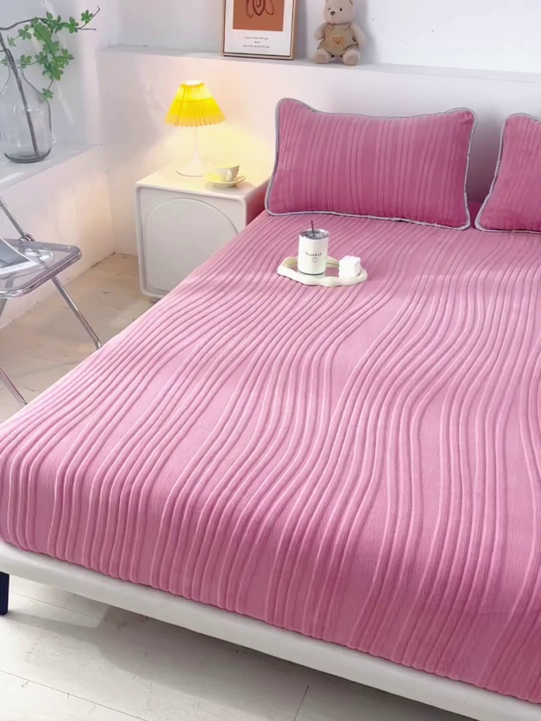 91家纺网 家纺一手货源 找家纺 推推家纺 2025新款雕花加厚牛奶绒床笠 条纹时代-豆沙