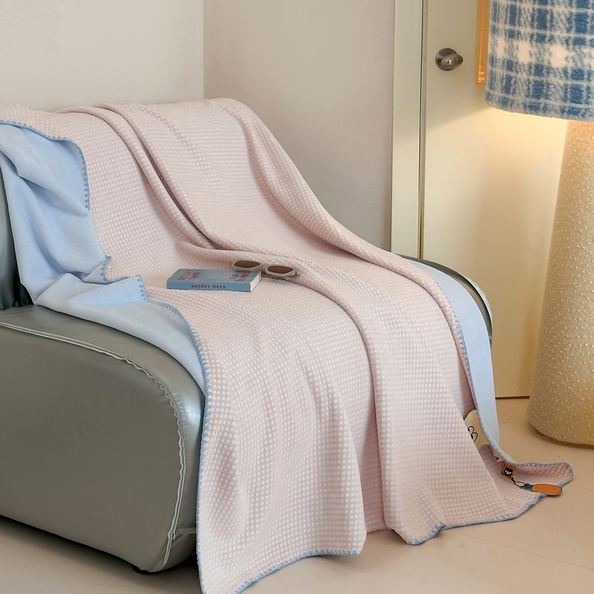 91家纺网 家纺一手货源 找家纺 桃子家居 2025新款A类ins菠萝毯全消光烂花撞色华夫格三角针工艺加厚牛奶绒毛毯多功能毯 绒-菠萝毯粉蓝