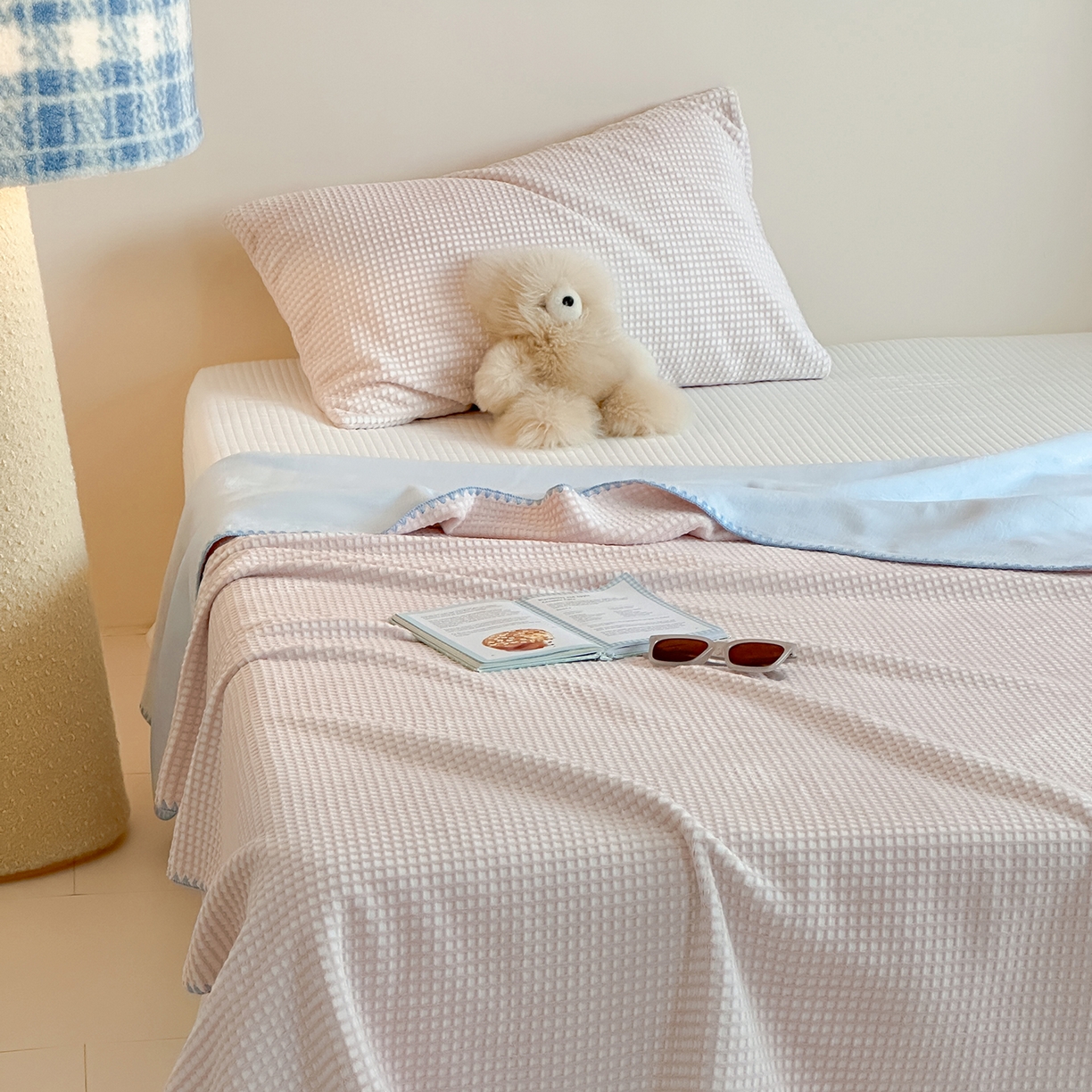 91家纺网 家纺一手货源 找家纺 桃子家居 2025新款A类ins菠萝毯全消光烂花撞色华夫格三角针工艺加厚牛奶绒毛毯多功能毯 绒-菠萝毯粉蓝