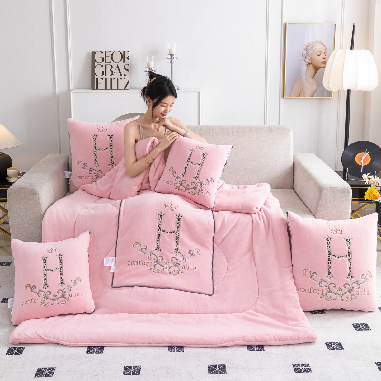 照世家纺 2025新款牛奶绒简约复古款抱枕被 淡粉