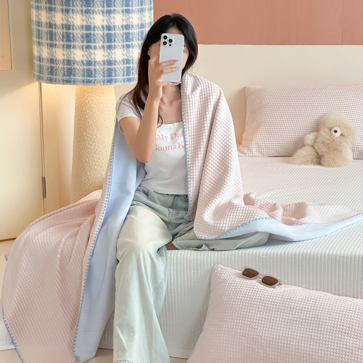 91家纺网 家纺一手货源 找家纺 桃子家居 2025新款A类ins菠萝毯全消光烂花撞色华夫格三角针工艺加厚牛奶绒毛毯多功能毯 绒-菠萝毯粉蓝