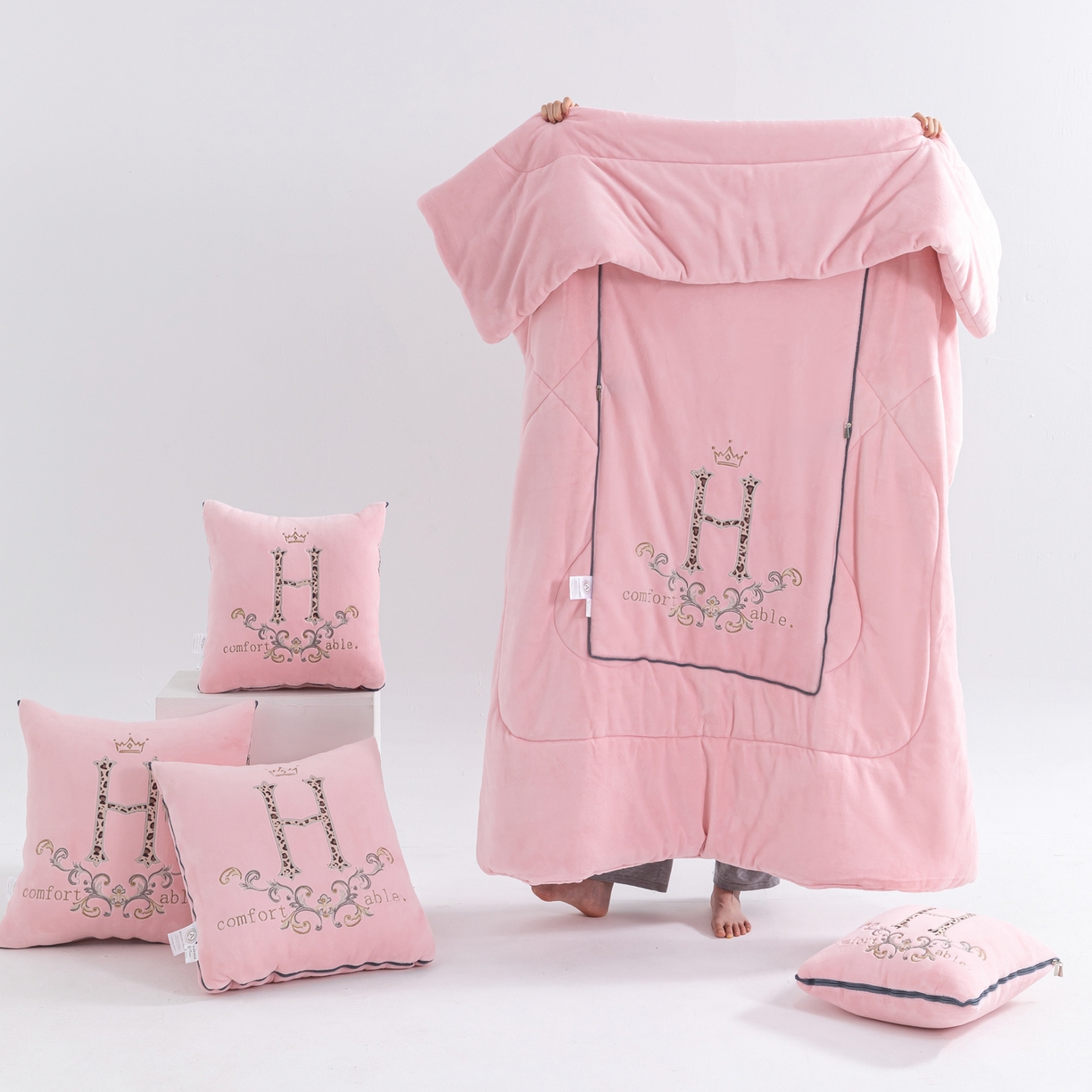 91家纺网 家纺一手货源 找家纺 照世家纺 2025新款牛奶绒简约复古款抱枕被 淡粉