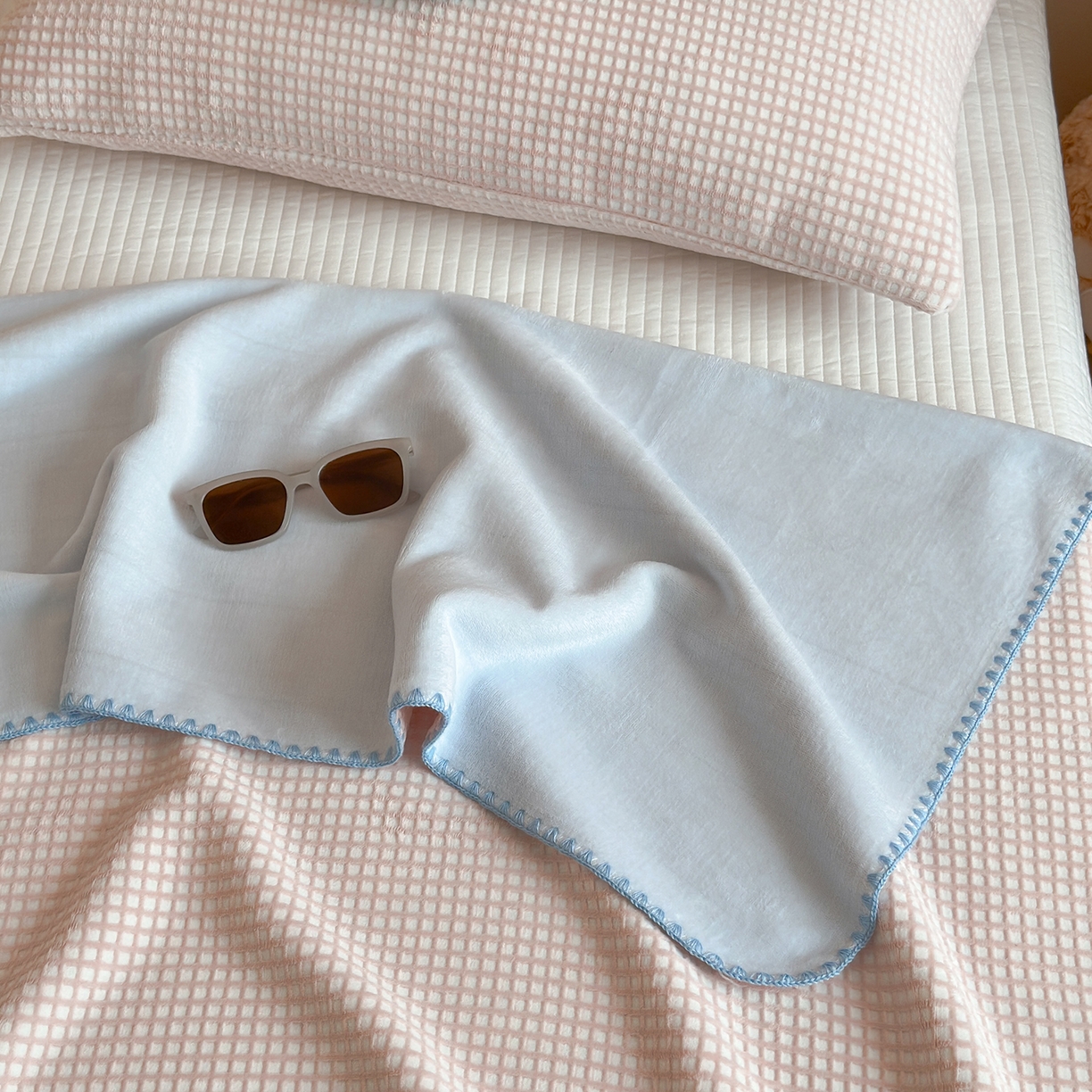 91家纺网 家纺一手货源 找家纺 桃子家居 2025新款A类ins菠萝毯全消光烂花撞色华夫格三角针工艺加厚牛奶绒毛毯多功能毯 绒-菠萝毯粉蓝