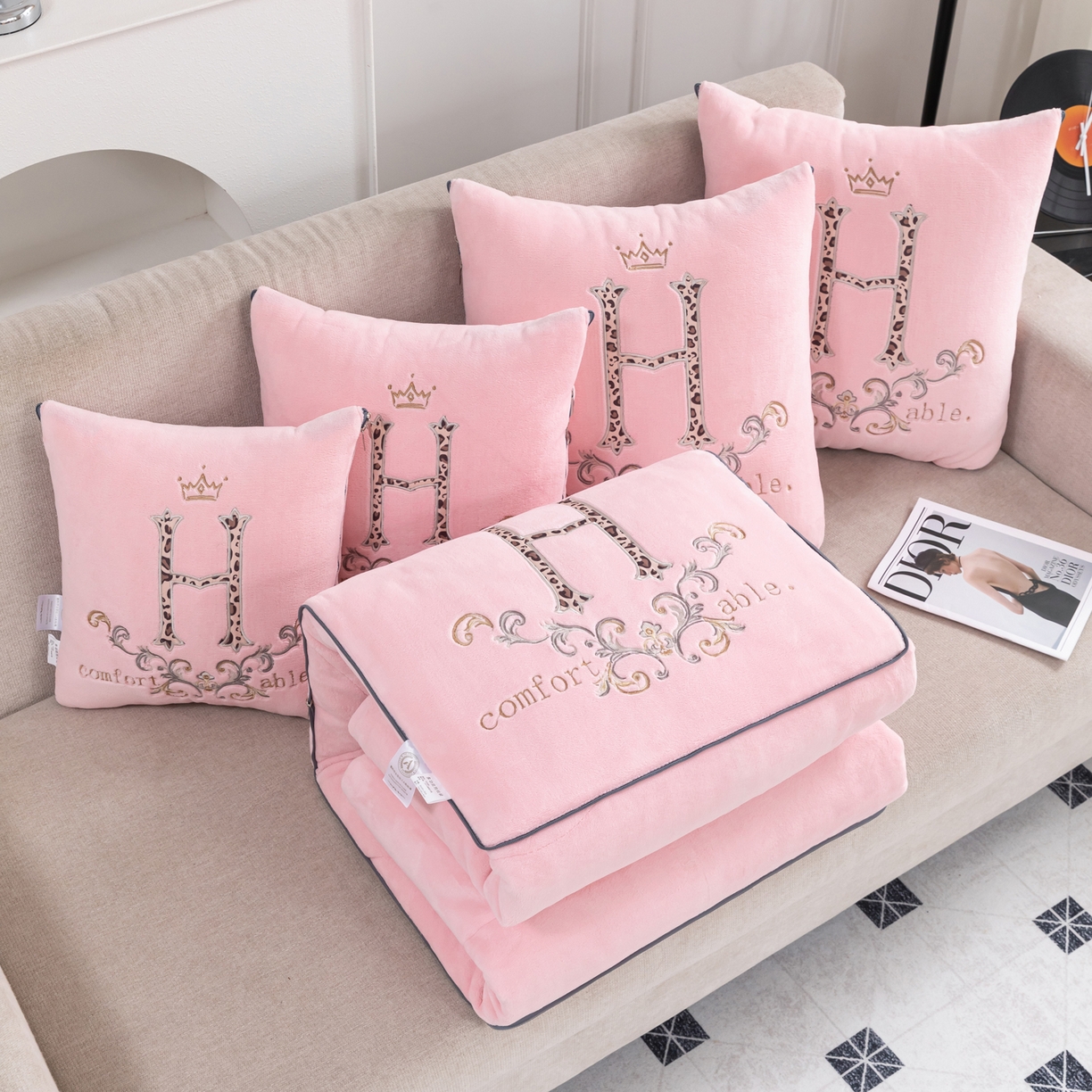 91家纺网 家纺一手货源 找家纺 照世家纺 2025新款牛奶绒简约复古款抱枕被 淡粉