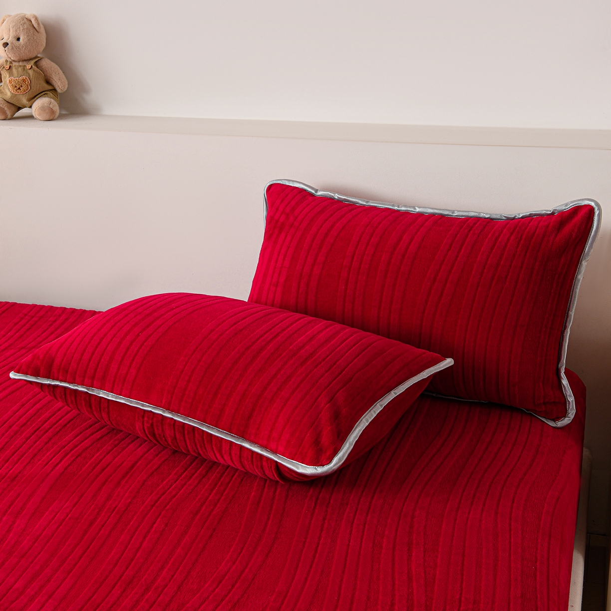 91家纺网 家纺一手货源 找家纺 推推家纺 2025新款雕花加厚牛奶绒床笠 条纹时代-酒红