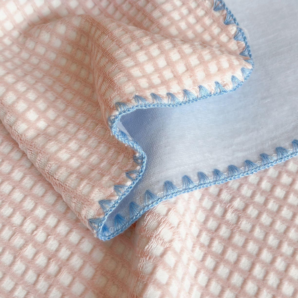 91家纺网 家纺一手货源 找家纺 桃子家居 2025新款A类ins菠萝毯全消光烂花撞色华夫格三角针工艺加厚牛奶绒毛毯多功能毯 绒-菠萝毯粉蓝