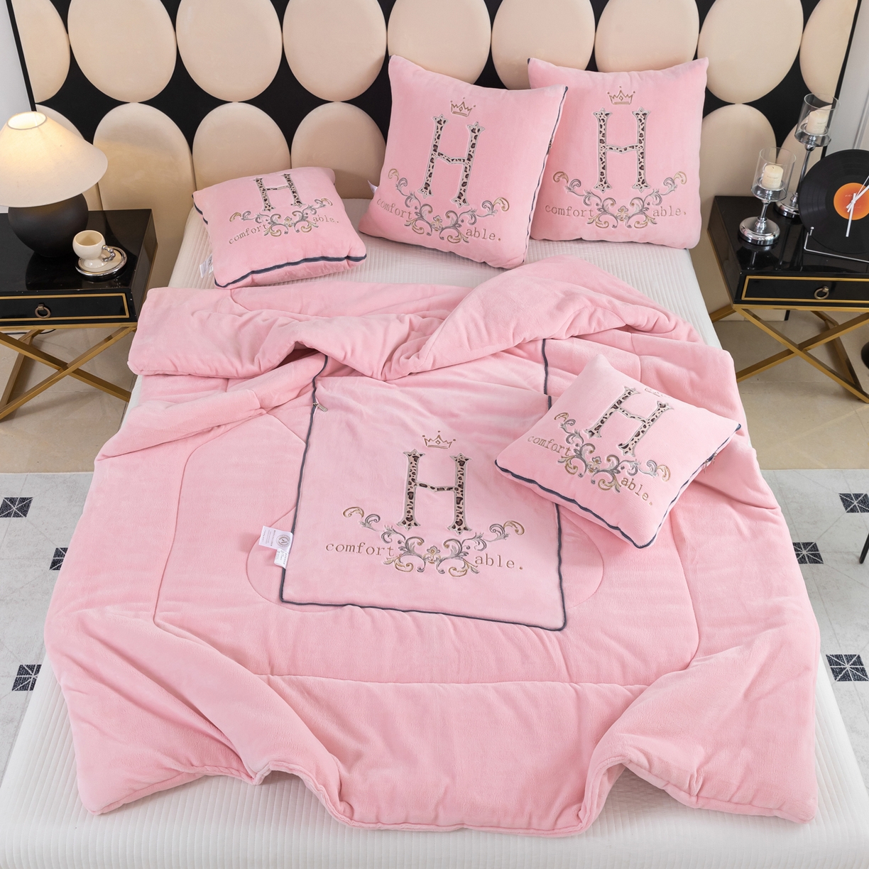 91家纺网 家纺一手货源 找家纺 照世家纺 2025新款牛奶绒简约复古款抱枕被 淡粉