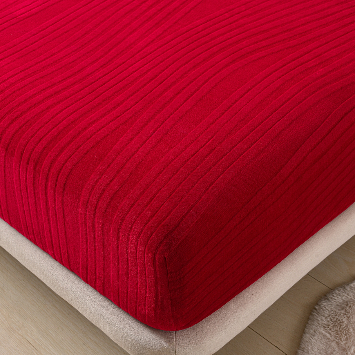 91家纺网 家纺一手货源 找家纺 推推家纺 2025新款雕花加厚牛奶绒床笠 条纹时代-酒红