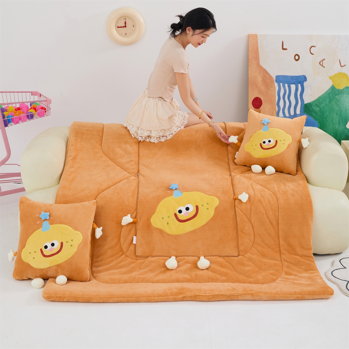 照世家纺 2025新款牛奶绒抗菌棉mango款抱枕被 橘色