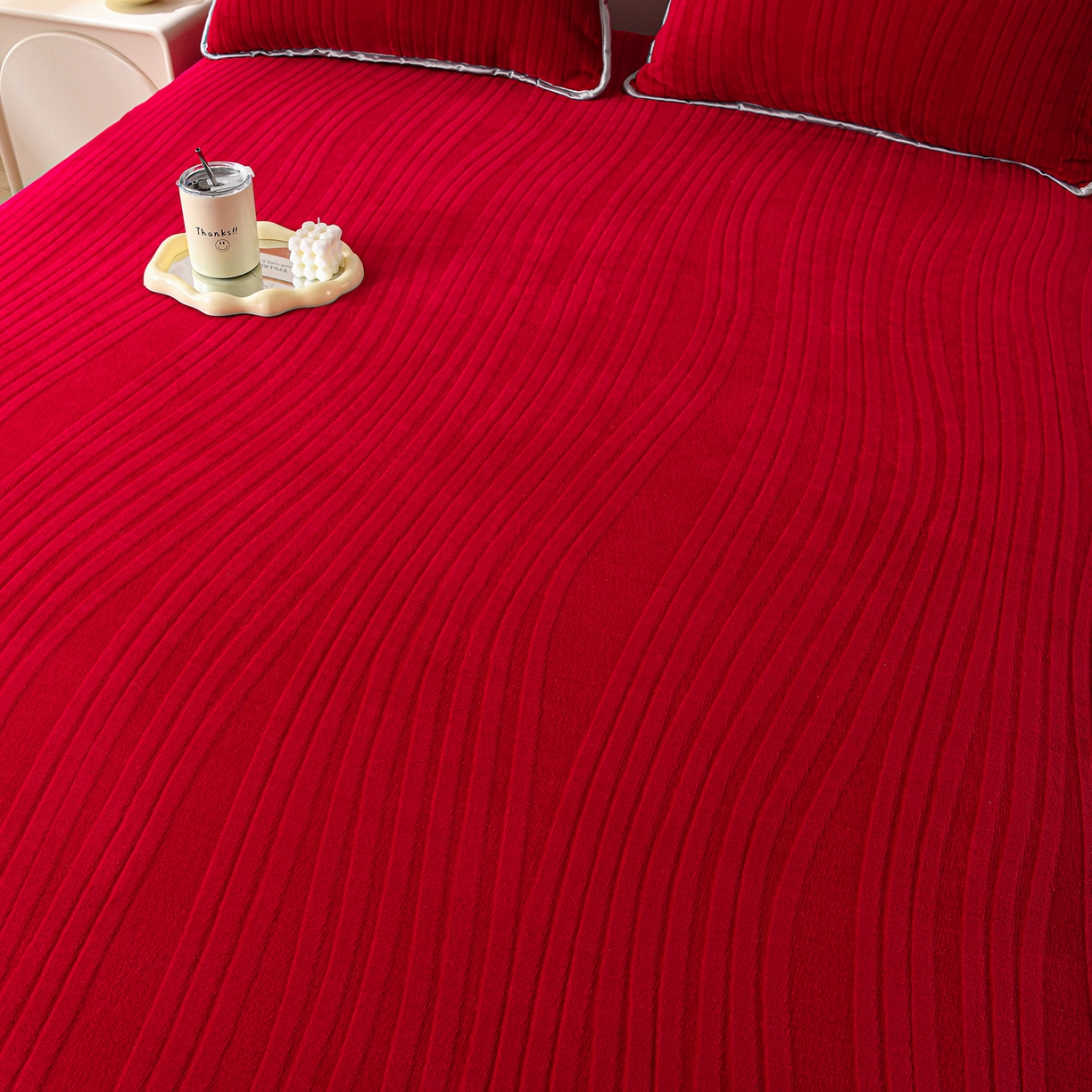 91家纺网 家纺一手货源 找家纺 推推家纺 2025新款雕花加厚牛奶绒床笠 条纹时代-酒红