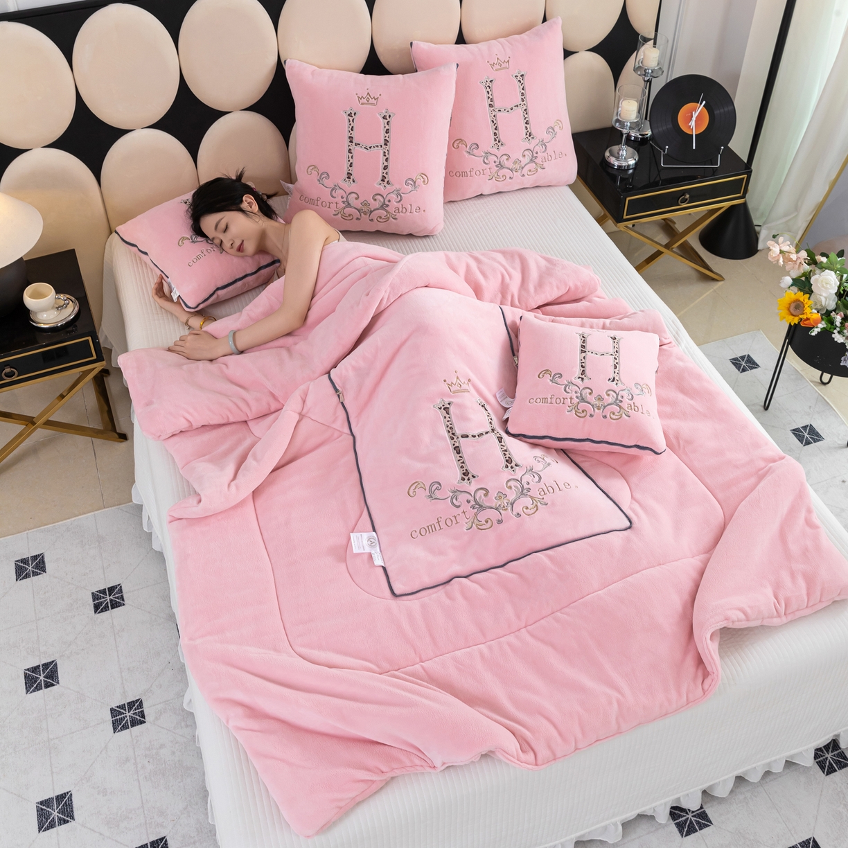 91家纺网 家纺一手货源 找家纺 照世家纺 2025新款牛奶绒简约复古款抱枕被 淡粉