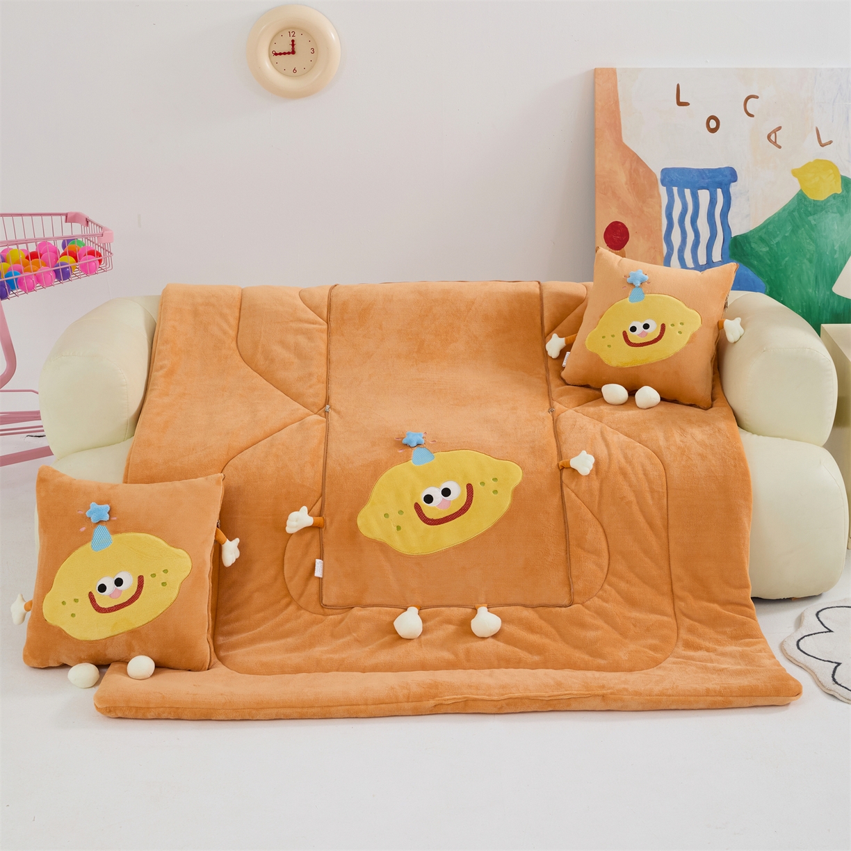 91家纺网 家纺一手货源 找家纺 照世家纺 2025新款牛奶绒抗菌棉mango款抱枕被 橘色