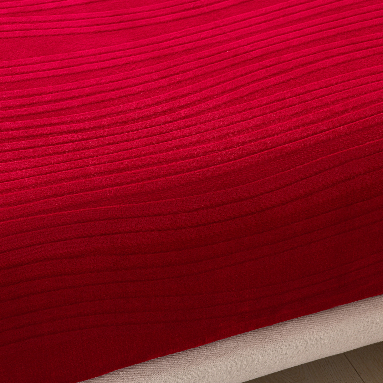 91家纺网 家纺一手货源 找家纺 推推家纺 2025新款雕花加厚牛奶绒床笠 条纹时代-酒红