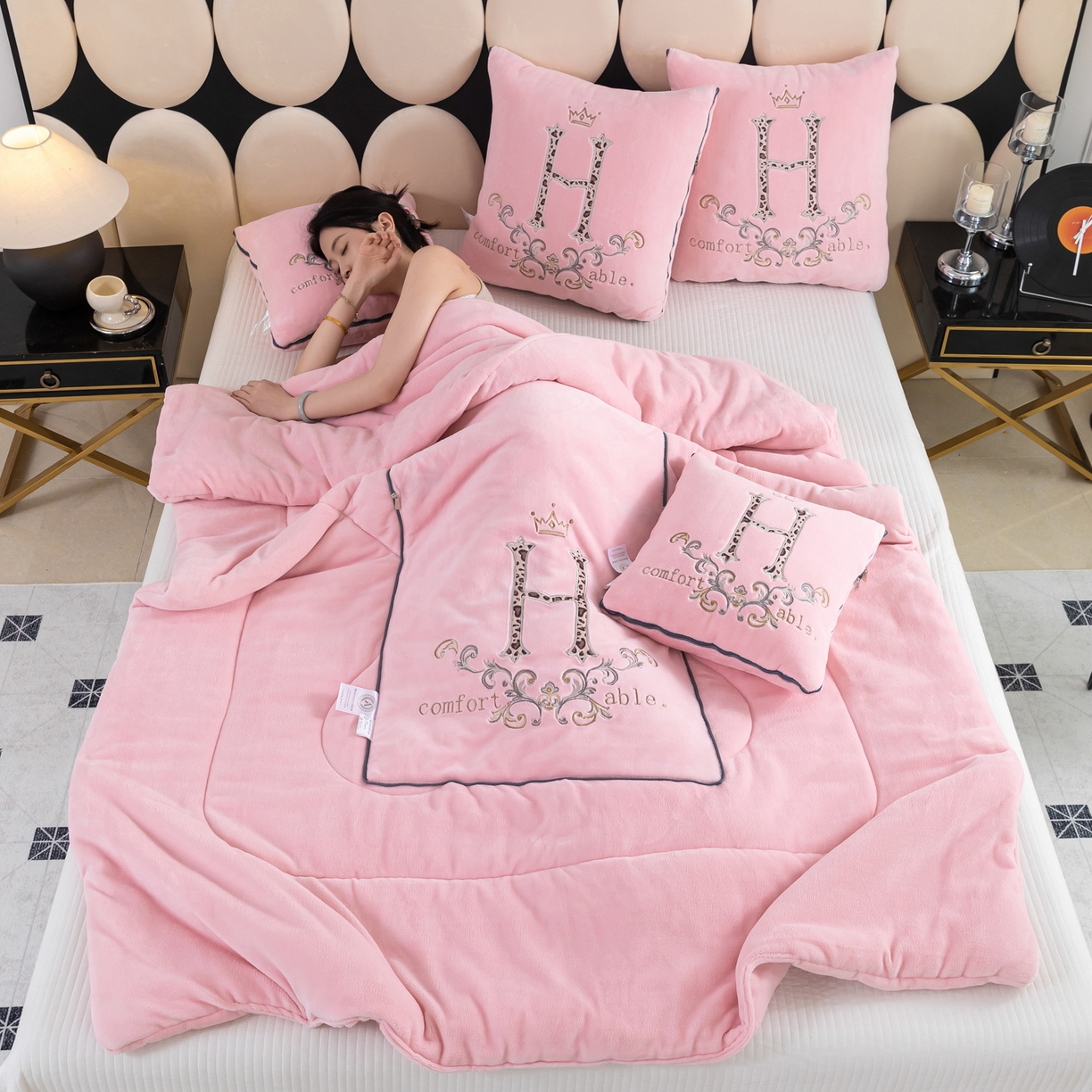 91家纺网 家纺一手货源 找家纺 照世家纺 2025新款牛奶绒简约复古款抱枕被 淡粉