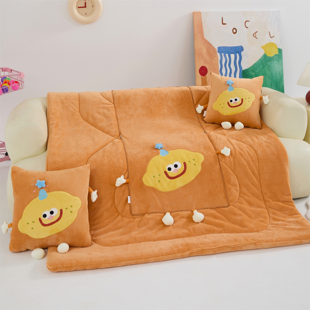 91家纺网 家纺一手货源 找家纺 照世家纺 2025新款牛奶绒抗菌棉mango款抱枕被 橘色