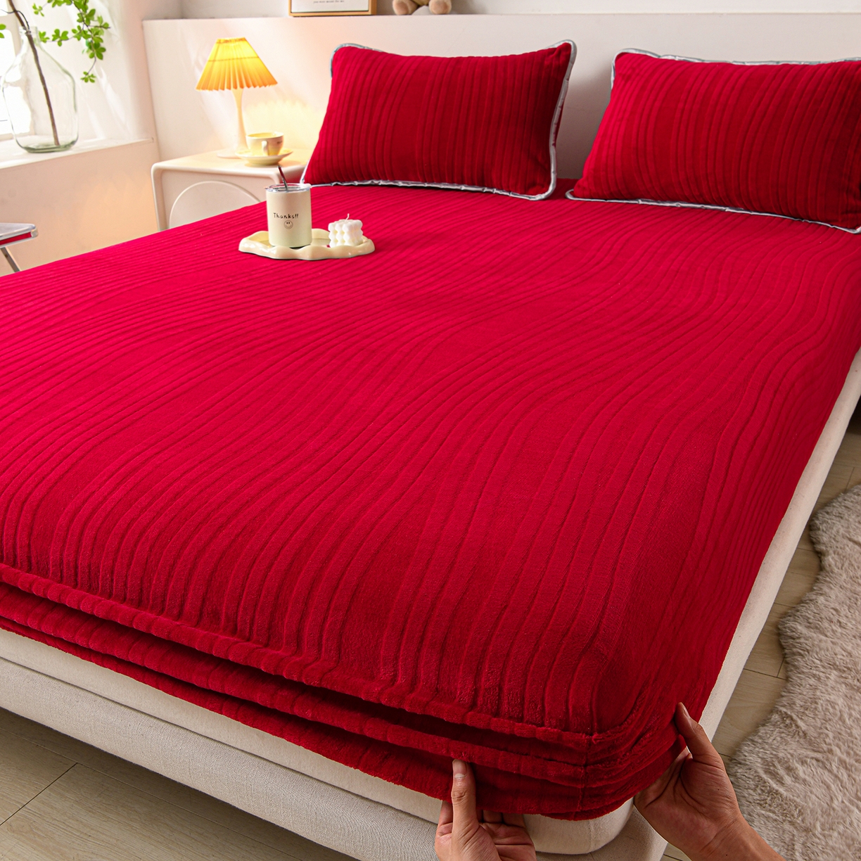 91家纺网 家纺一手货源 找家纺 推推家纺 2025新款雕花加厚牛奶绒床笠 条纹时代-酒红