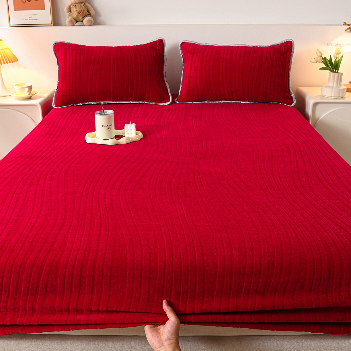 91家纺网 家纺一手货源 找家纺 推推家纺 2025新款雕花加厚牛奶绒床笠 条纹时代-酒红