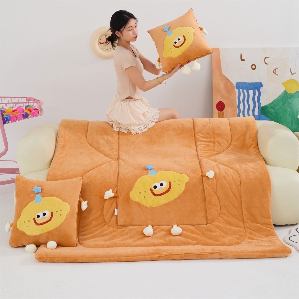 91家纺网 家纺一手货源 找家纺 照世家纺 2025新款牛奶绒抗菌棉mango款抱枕被 橘色